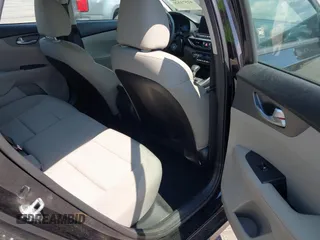 2019 Kia Forte LXS z VIN 3KPF24AD7KE102404, wystawiony jako IAAI lot #42571520 z przebiegiem 61 502 mil mil oraz . Historia ofert i sprzedaży dostępna na DreamBid. Obrazek 8.