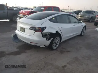2021 Tesla Model 3 Standard Range Plus z VIN 5YJ3E1EA3MF043860, wystawiony jako IAAI lot #41214748 z przebiegiem 32 753 mil mil oraz . Historia ofert i sprzedaży dostępna na DreamBid. Obrazek 4.
