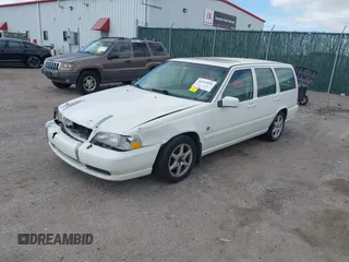 2000 Volvo V70 with VIN YV1LW61J5Y2685130, listed as a IAAI auction lot 41915016 with 222,386 mi miles. Bid and sale history available at carsss.com. Image 2.