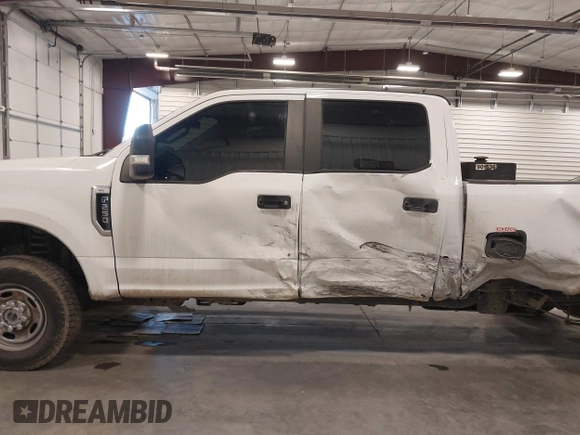 2018 Ford Super Duty F-250 SRW XL with VIN 1FT7W2B60JEC63345, listed as a IAAI auction lot 41159792 with 165,949 mi miles. Bid and sale history available at carsss.com. Image 15.
