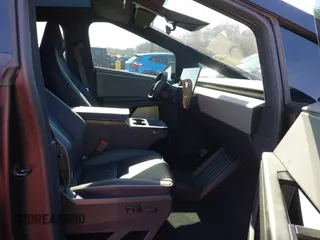 2024 Tesla Cybertruck z VIN 7G2CEHEDXRA022640, wystawiony jako IAAI lot #41423630 z przebiegiem 18 474 mil mil oraz . Historia ofert i sprzedaży dostępna na DreamBid. Obrazek 5.
