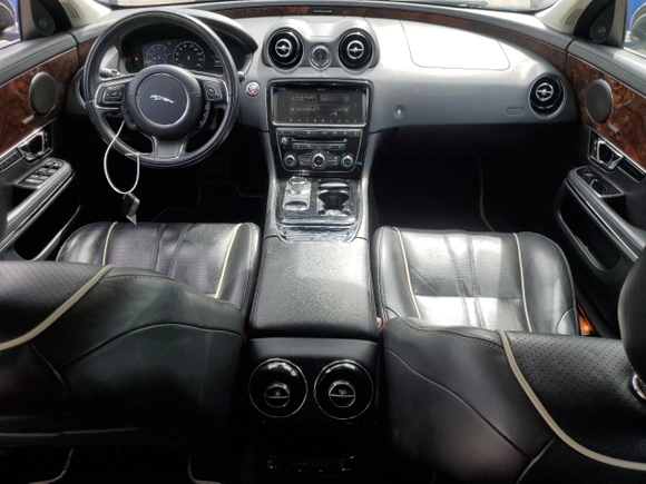 2018 Jaguar XJ with VIN SAJWA1C76J8W14271, listed as a Copart auction lot 73777914 with 124,155 mi miles and Salvage Title. Bid and sale history available at carsss.com. Image 8.