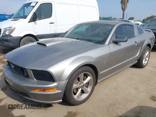 2008 Ford Mustang GT Deluxe z VIN 1ZVHT82H585183161, wystawiony jako IAAI lot #42421278 z przebiegiem 211 972 mil mil oraz . Historia ofert i sprzedaży dostępna na DreamBid. Obrazek 2.