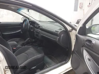 2006 Dodge Stratus SXT z VIN 1B3EL46XX6N153412, wystawiony jako IAAI lot #42096526 z przebiegiem 57 014 mil mil oraz . Historia ofert i sprzedaży dostępna na DreamBid. Obrazek 5.