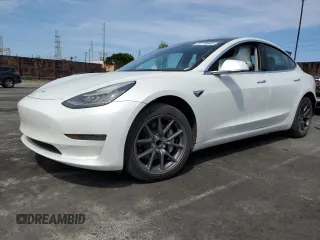 2020 Tesla Model 3 Standard Range Plus z VIN 5YJ3E1EA6LF634067, wystawiony jako Copart lot #50718645 z przebiegiem 26 605 mil mil oraz Szkoda całkowita • Salvage title. Historia ofert i sprzedaży dostępna na DreamBid. Obrazek 1.
