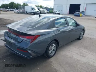 2024 Hyundai Elantra SE z VIN KMHLL4DG0RU639967, wystawiony jako IAAI lot #42430562 z przebiegiem 31 426 mil mil oraz . Historia ofert i sprzedaży dostępna na DreamBid. Obrazek 4.