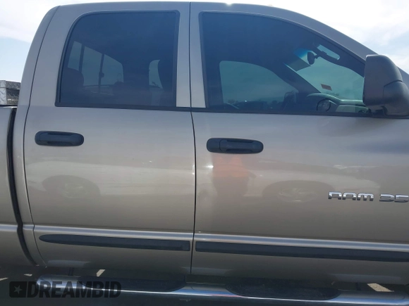 2005 Dodge 3500 SLT z VIN 3D7LS38C15G776041, wystawiony jako IAAI lot #42358059 z przebiegiem 93 860 mil mil oraz . Historia ofert i sprzedaży dostępna na DreamBid. Obrazek 14.