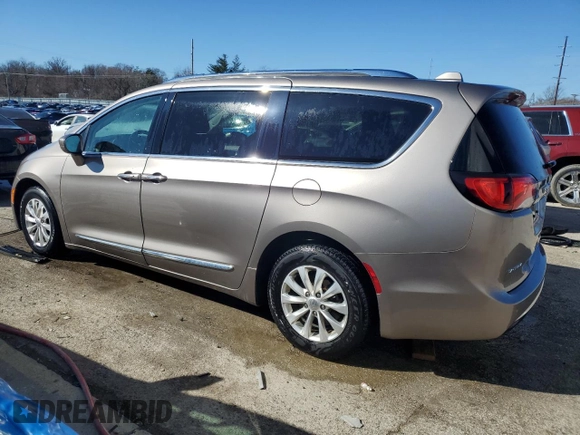 2018 Chrysler Pacifica Touring L Plus z VIN 2C4RC1EG7JR261627, wystawiony jako Copart lot #46944335 z przebiegiem 97 491 mil mil oraz Szkody całkowita. Historia ofert i sprzedaży dostępna na DreamBid. Obrazek 2.