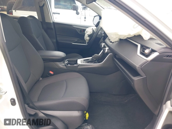 2021 Toyota RAV4 LE z VIN 2T3H1RFV8MW182801, wystawiony jako IAAI lot #42519435 z przebiegiem 44 932 mil mil oraz . Historia ofert i sprzedaży dostępna na DreamBid. Obrazek 5.