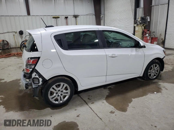 2020 Chevrolet Sonic LT z VIN 1G1JG6SB2L4117800, wystawiony jako Copart lot #55223025 z przebiegiem 79 777 mil mil oraz Szkody całkowita. Historia ofert i sprzedaży dostępna na DreamBid. Obrazek 3.