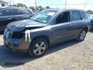 2017 Jeep Compass Sport SE z VIN 1C4NJDBB3HD143859, wystawiony jako IAAI lot #42784214 z przebiegiem 82 815 mil mil oraz . Historia ofert i sprzedaży dostępna na DreamBid. Obrazek 18.