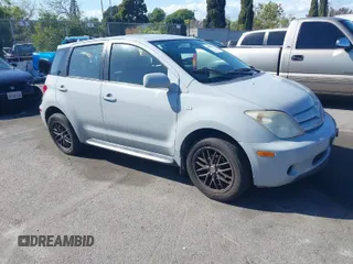 2005 Scion xA z VIN JTKKT624750087012, wystawiony jako IAAI lot #41950227 z przebiegiem 196 979 mil mil oraz . Historia ofert i sprzedaży dostępna na DreamBid. Obrazek 1.