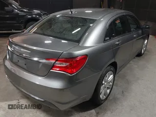 2013 Chrysler 200 Touring z VIN 1C3CCBBB2DN632705, wystawiony jako IAAI lot #42342703 z przebiegiem 40 314 mil mil oraz . Historia ofert i sprzedaży dostępna na DreamBid. Obrazek 4.