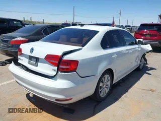 2015 Volkswagen Jetta SE z VIN 3VWD07AJ5FM346565, wystawiony jako IAAI lot #42104880 z przebiegiem 93 491 mil mil oraz . Historia ofert i sprzedaży dostępna na DreamBid. Obrazek 4.