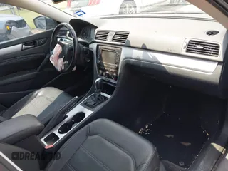 2013 Volkswagen Passat SE z VIN 1VWBH7A32DC011750, wystawiony jako IAAI lot #42199020 z przebiegiem 155 806 mil mil oraz . Historia ofert i sprzedaży dostępna na DreamBid. Obrazek 5.