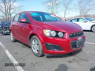 2012 Chevrolet Sonic LS z VIN 1G1JA6SH9C4160536, wystawiony jako IAAI lot #41731755 z przebiegiem 80 866 mil mil oraz . Historia ofert i sprzedaży dostępna na DreamBid. Obrazek 1.