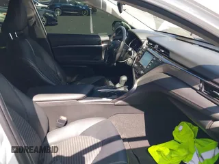 2020 Toyota Camry SE z VIN 4T1G11AK3LU312906, wystawiony jako IAAI lot #42370015 z przebiegiem 67 382 mil mil oraz . Historia ofert i sprzedaży dostępna na DreamBid. Obrazek 5.