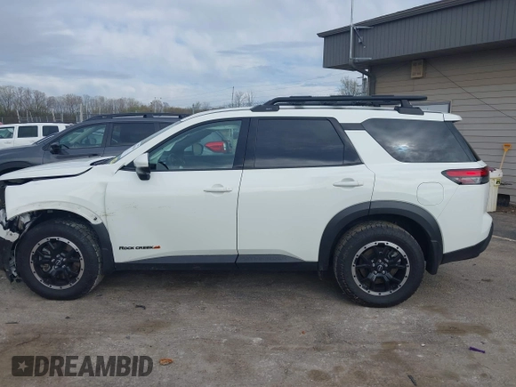 2023 Nissan Pathfinder SV z VIN 5N1DR3BD7PC272056, wystawiony jako IAAI lot #42184186 z przebiegiem 31 923 mil mil oraz . Historia ofert i sprzedaży dostępna na DreamBid. Obrazek 14.