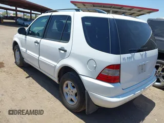 2000 Mercedes-Benz M 320/430/500 z VIN 4JGAB54E5YA157431, wystawiony jako IAAI lot #42472892 z przebiegiem 125 973 mil mil oraz . Historia ofert i sprzedaży dostępna na DreamBid. Obrazek 3.
