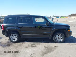 2014 Jeep Patriot Altitude z VIN 1C4NJPBA7ED881104, wystawiony jako IAAI lot #42313299 z przebiegiem 182 507 mil mil oraz . Historia ofert i sprzedaży dostępna na DreamBid. Obrazek 13.