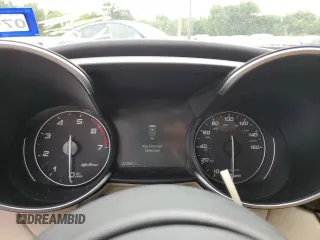 2018 Alfa Romeo Giulia Ti Sport z VIN ZARFAECN5J7575267, wystawiony jako Copart lot #55278855 z przebiegiem 32 092 mil mil oraz Szkody całkowita. Historia ofert i sprzedaży dostępna na DreamBid. Obrazek 9.