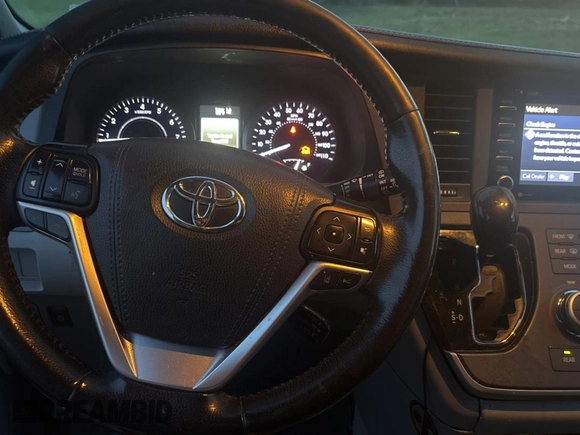 2020 Toyota Sienna XLE Auto Access Seat с VIN 5TDYZ3DC0LS030115, выставлен на аукционе Copart как лот 61694465 с пробегом 153 756 миль миль и Чистый • Clean title. История ставок и продаж доступна на DreamBid. Изображение 9.
