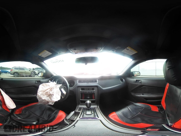 2013 Ford Mustang V6 z VIN 1ZVBP8EM4D5221864, wystawiony jako IAAI lot #42525497 z przebiegiem 130 482 mil mil oraz . Historia ofert i sprzedaży dostępna na DreamBid. Obrazek 20.