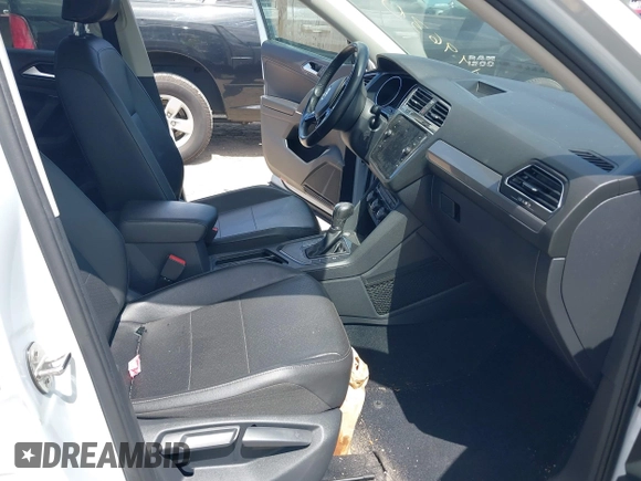 2018 Volkswagen Tiguan SEL with VIN 3VV3B7AX5JM053045, listed as a IAAI auction lot 41963017 with 77,495 mi miles and . Bid and sale history available at DreamBid. Image 5.