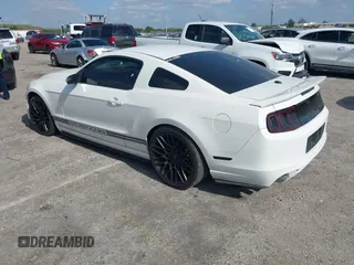 2013 Ford Mustang V6 z VIN 1ZVBP8AM2D5250074, wystawiony jako IAAI lot #42081635 z przebiegiem 135 958 mil mil oraz . Historia ofert i sprzedaży dostępna na DreamBid. Obrazek 3.