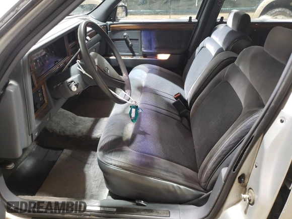 1989 Dodge Dynasty z VIN 1B3BC4634KD442902, wystawiony jako Copart lot #85151394 z przebiegiem 63 120 mil mil oraz Czysty tytuł • Clean title. Historia ofert i sprzedaży dostępna na DreamBid. Obrazek 7.