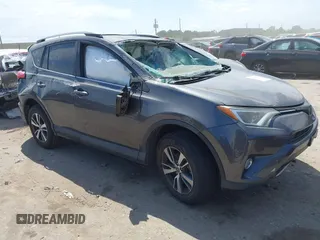 2018 Toyota RAV4 XLE z VIN 2T3WFREV8JW499399, wystawiony jako IAAI lot #42038421 z przebiegiem 77 411 mil mil oraz . Historia ofert i sprzedaży dostępna na DreamBid. Obrazek 1.