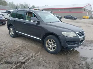 2008 Volkswagen Touareg V6 z VIN WVGBE77L98D001375, wystawiony jako IAAI lot #42265733 z przebiegiem 201 217 mil mil oraz . Historia ofert i sprzedaży dostępna na DreamBid. Obrazek 1.
