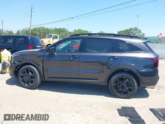 2025 Kia Sorento X-Line SX Prestige z VIN 5XYRKDJF5SG333500, wystawiony jako IAAI lot #42284751 z przebiegiem 8 733 mil mil oraz . Historia ofert i sprzedaży dostępna na DreamBid. Obrazek 14.