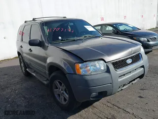 2004 Ford Escape XLT with VIN 1FMYU93174KB10825, listed as a IAAI auction lot 41703192 with 240,355 mi miles. Bid and sale history available at carsss.com. Image 1.