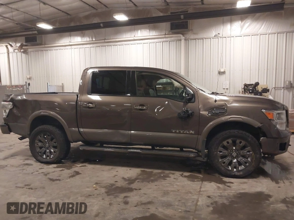 2017 Nissan Titan SV z VIN 1N6AA1E58HN523578, wystawiony jako IAAI lot #42160359 z przebiegiem 101 499 mil mil oraz . Historia ofert i sprzedaży dostępna na DreamBid. Obrazek 14.
