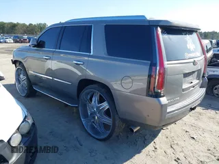 2018 Cadillac Escalade Luxury z VIN 1GYS3BKJ8JR378155, wystawiony jako IAAI lot #41735073 z przebiegiem 97 739 mil mil oraz . Historia ofert i sprzedaży dostępna na DreamBid. Obrazek 3.