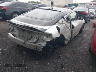 2023 Nissan Z Sport z VIN JN1BZ4AH1PM310285, wystawiony jako IAAI lot #42194303 z przebiegiem 10 957 mil mil oraz . Historia ofert i sprzedaży dostępna na DreamBid. Obrazek 4.