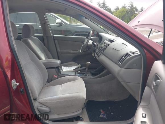 2003 Toyota Camry LE z VIN 4T1BF32K63U050174, wystawiony jako IAAI lot #42260843 z przebiegiem 210 486 mil mil oraz . Historia ofert i sprzedaży dostępna na DreamBid. Obrazek 5.