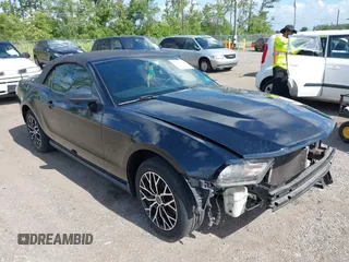 2012 Ford Mustang V6 z VIN 1ZVBP8EM2C5205421, wystawiony jako IAAI lot #39669657 z przebiegiem 214 320 mil mil oraz . Historia ofert i sprzedaży dostępna na DreamBid. Obrazek 1.