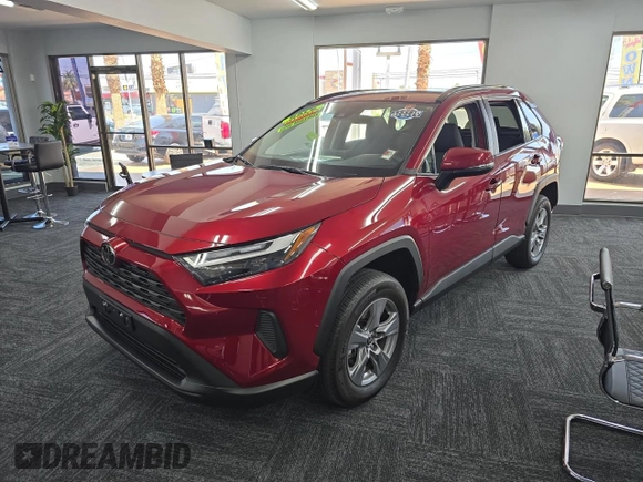 2022 Toyota RAV4 XLE z VIN 2T3W1RFV4NW201045, wystawiony jako Copart lot #62903115 z przebiegiem 26 019 mil mil oraz Czysty tytuł • Clean title. Historia ofert i sprzedaży dostępna na DreamBid. Obrazek 2.