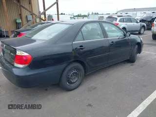 2005 Toyota Camry STD z VIN 4T1BE32K35U005795, wystawiony jako IAAI lot #42436495 z przebiegiem 216 913 mil mil oraz . Historia ofert i sprzedaży dostępna na DreamBid. Obrazek 4.