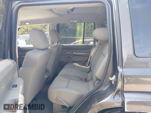 2006 Jeep Commander z VIN 1J8HG48N56C141782, wystawiony jako IAAI lot #42239618 z przebiegiem 113 037 mil mil oraz . Historia ofert i sprzedaży dostępna na DreamBid. Obrazek 8.
