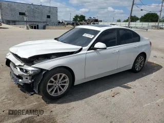 2018 BMW 3 Series 320i xDrive z VIN WBA8E5G56JNV03259, wystawiony jako Copart lot #65215475 z przebiegiem 97 945 mil mil oraz Czysty tytuł • Clean title. Historia ofert i sprzedaży dostępna na DreamBid. Obrazek 1.
