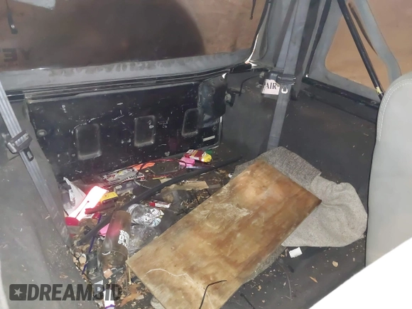 1999 Jeep Wrangler Sahara z VIN 1J4FY49S4XP432567, wystawiony jako IAAI lot #41562455 z przebiegiem Nie podano mil oraz . Historia ofert i sprzedaży dostępna na DreamBid. Obrazek 8.