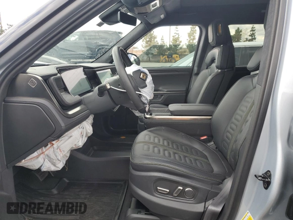 2025 Rivian R1S Adventure z VIN 7PDSGBBA2SN052590, wystawiony jako Copart lot #48431075 z przebiegiem 11 065 mil mil oraz Szkody całkowita. Historia ofert i sprzedaży dostępna na DreamBid. Obrazek 7.