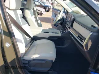 2025 Hyundai Santa Fe SEL z VIN 5NMP24GL6SH104866, wystawiony jako IAAI lot #42186408 z przebiegiem 361 mil mil oraz . Historia ofert i sprzedaży dostępna na DreamBid. Obrazek 5.