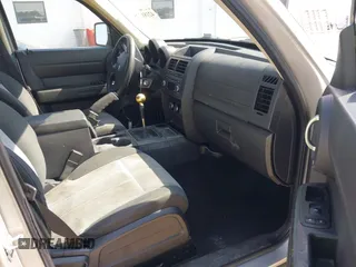 2007 Dodge Nitro SXT z VIN 1D8GT28KX7W562701, wystawiony jako IAAI lot #42181375 z przebiegiem 259 879 mil mil oraz . Historia ofert i sprzedaży dostępna na DreamBid. Obrazek 5.