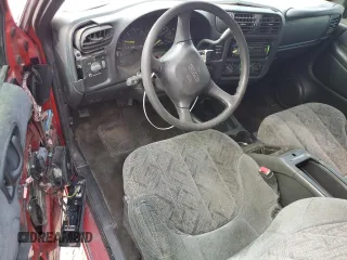 2000 GMC Sonoma SLS z VIN 1GTCS19W1Y8146005, wystawiony jako Copart lot #44068505 z przebiegiem 283 782 mil mil oraz Szkody całkowita. Historia ofert i sprzedaży dostępna na DreamBid. Obrazek 8.