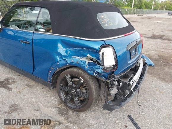 2022 MINI Convertible Cooper S z VIN WMW43DL06N3P19784, wystawiony jako IAAI lot #42635816 z przebiegiem 17 053 mil mil oraz . Historia ofert i sprzedaży dostępna na DreamBid. Obrazek 6.
