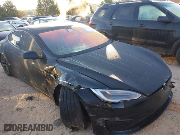 2021 Tesla Model S Plaid with VIN 5YJSA1E62MF451785, listed as a IAAI auction lot 40520806 with 31,084 mi miles. Bid and sale history available at carsss.com. Image 1.